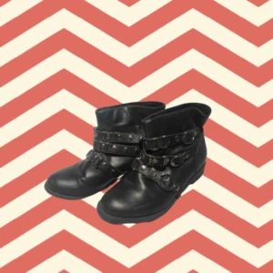  - Svarta skor med spännen i väldigt fint skick! Strl 38 pris 80kr +frakt.