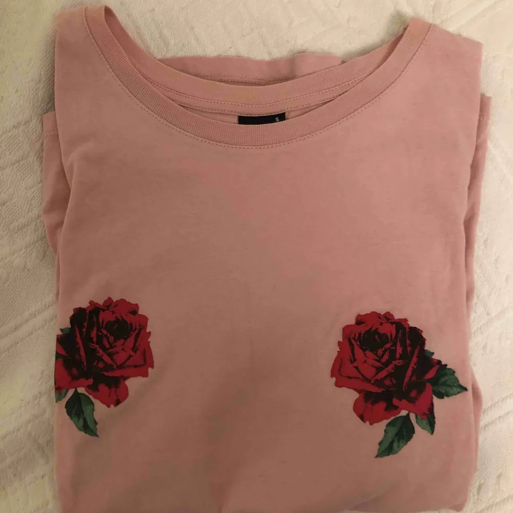 fin, rosa t-shirt med rosor på brösten 🥰. T-shirts.
