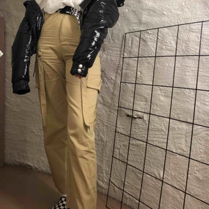  - Säljer mina beige carbo byxor Från missguided. Har använt minst 2-3 gånger och ligger bara i min garderob och skräpar. Jag tog dem i M men passar i S