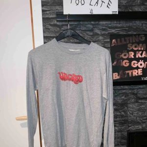  - Långärmad t-shirt köpt på carlings för inte så länge sen. Köparen står för frakten. 
