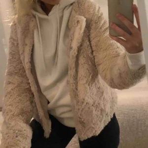  - säljer denna mysiga pälsjacka från Vero Moda, storlek M men passar perfekt på mig som är S