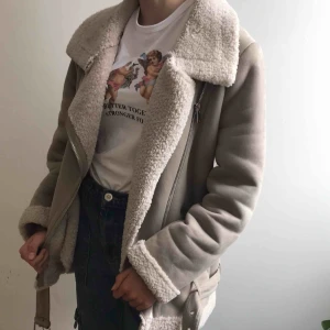  - Oversized faux shearling jacka, beige. Fusk mocka och fusk päls. Nypris 1100kr. Kör förra vintern använd ca fem gånger