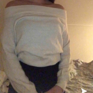  - Vit offshoulder stickad tröja från hm. Köpare står för frakt 🥰💗