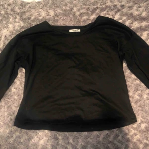  - Jättesöt tröja med blommor på ärmarna men kommer tyvärr aldrig till användning då den är lite för liten. Storleken är L men skulle säga att den är liten i storleken och därför passar M bättre. Använd några fåtal gånger.