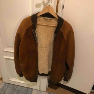  - Riktigt varm och mysig vintage vinterjacka i mocka med lammullfoder. Väl använd men har myxket kvar att ge. Hämtas i Uppsala eller skickas mot fraktkostnad 