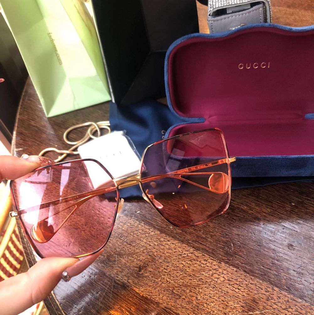 ÄKTA Gucci solglasögon köpta i Paris på Gucci butiken vid Rue de Rivoli, i oktober 2019. Använda 4-5 gånger. I nyskick. Finns kvitto, äkthetsintyg. Skickar med Gucci påse. Köpta för 5500kr. Säljes för 3500kr.. Övrigt.