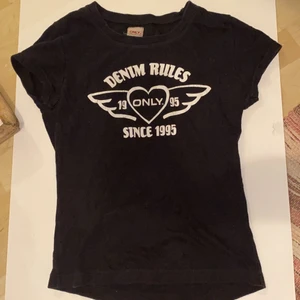 Only tröja - Svart t-shirt med vitt tryck från Only. Strl M men sitter mer som en S