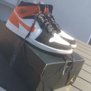 Jordan 1 - säljer mina sjuukt snygga jordan 1 Mids. De är storlek 41 men passar mig som vanligtvis har 40. De är impregnerade med Crep så de ser nästintill nya ut. Om det är fler intresserade blir det budgivning✨💕! budgivningen slutar 11 /8 22.00!bud just nu är 1800