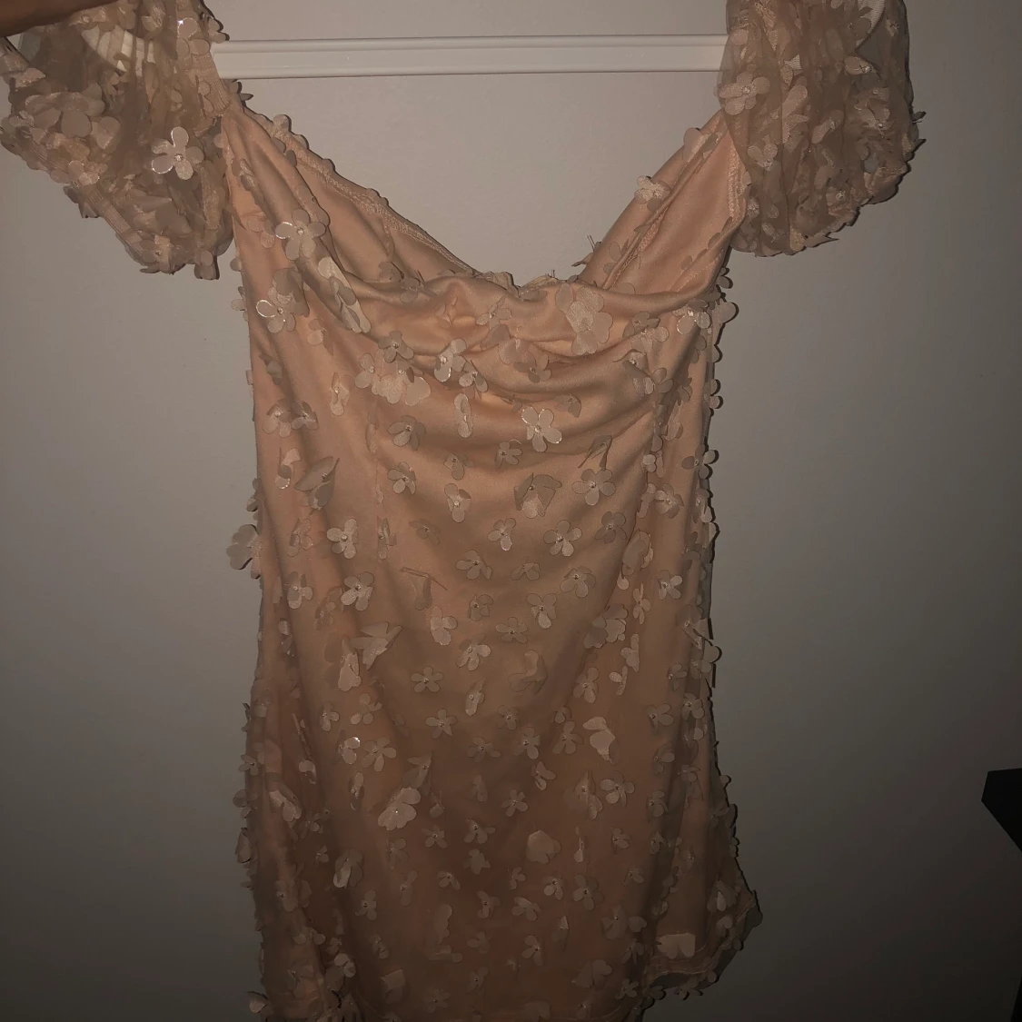 Beige blommig klänning storlek 36 - 91