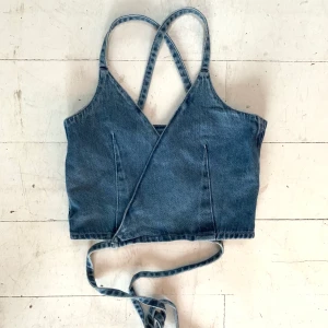 Sinnessjukt snygg denim topp, Weekday💙 - En helt sjukt snygg denim topp från weekdayi storlek 34!!💙 Köpt för 300, helt oanvänd med prislapp kvar! Jag är verkligen kär i denna topp men den är tyvärr för liten för mig och måste därför sälja): Kan mötas upp i malmö annars står köparen för frakten🥰