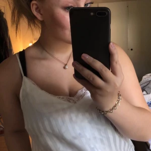 Linne - Säljer detta vita linne med spets, verkligen jättefint men det används inte längre tyvärr:(