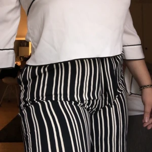 Kostymbyxor  - Säljer dessa fina randiga kostymbyxor eftersom de inte längre används här hemma