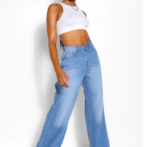 Vida byxor med hög midja - Jag köpte dessa byxor men dom var tyvärr för stora för mig så dom är alltså endast testade, aldrig använda annars! Så dom är som i nyskick! Köparen står för frakten så priset är 200kr + frakt, skriv vid eventuella funderingar :) 