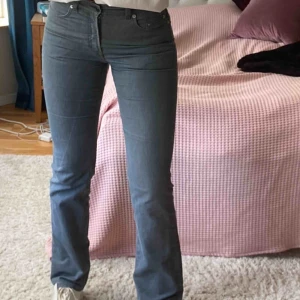 Jeans - Skit snygga gråa bootcut från Filippa K köpta second hand och använda fåtal gånger. Bästa med dessa byxor är längden då jag är 180cm!🤩 strl 31/34 jag har vanligtvis 27-29 i jeans, kontakta för fler bilder😉 säljer för 160kr (frakt på 65kr  tillkommer)