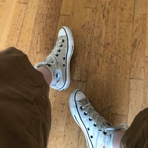 Converse, beige i storlek 37,5.  - Säljer dessa converse som jag har köpt på second hand. De är tyvärr lite för stora för mig vilket är därför jag säljer. Har inte använt den själv men de köptes använda. Frakt ingår i priset. 