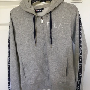 Fila hoodie - Grå hoodie ifrån fila i storlek S