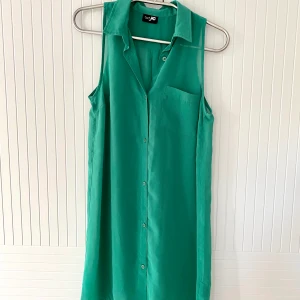 Lång linne - Långt grönt linne säljes. Titta gärna bland mina andra annonser, har både bortskänktes och kläder till låga priser. Köper du fler så samfraktar jag för att spara på miljön. 😊 Frakten kostar 63kr. 