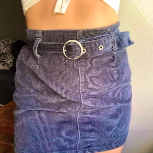 Manchester kjol - Marin blå Manchester kjol köpt för 3 år sen på primark. Går att ändra i midjan!! Använd typ 3 ggr!