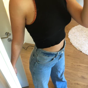 Linne - Sött croppad linne med kontrastsömmar från ASOS. Var från början en body men jag sydde om den!