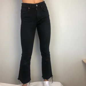 Korta bootcut jeans - INTRESSE KOLL, starta en budgivning i kommentarerna med startpris 50 kr (HÖGSTA BUDET ÄR PÅ 150 kr)