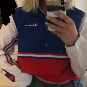 champion tröja/jacka - skitsnygg champion jacka/tröja/ tracksuit del som har användts 1 gång då den inte är min stil. från urban outfitters nypris va ca 1100kr bud från 200, +frakt💖