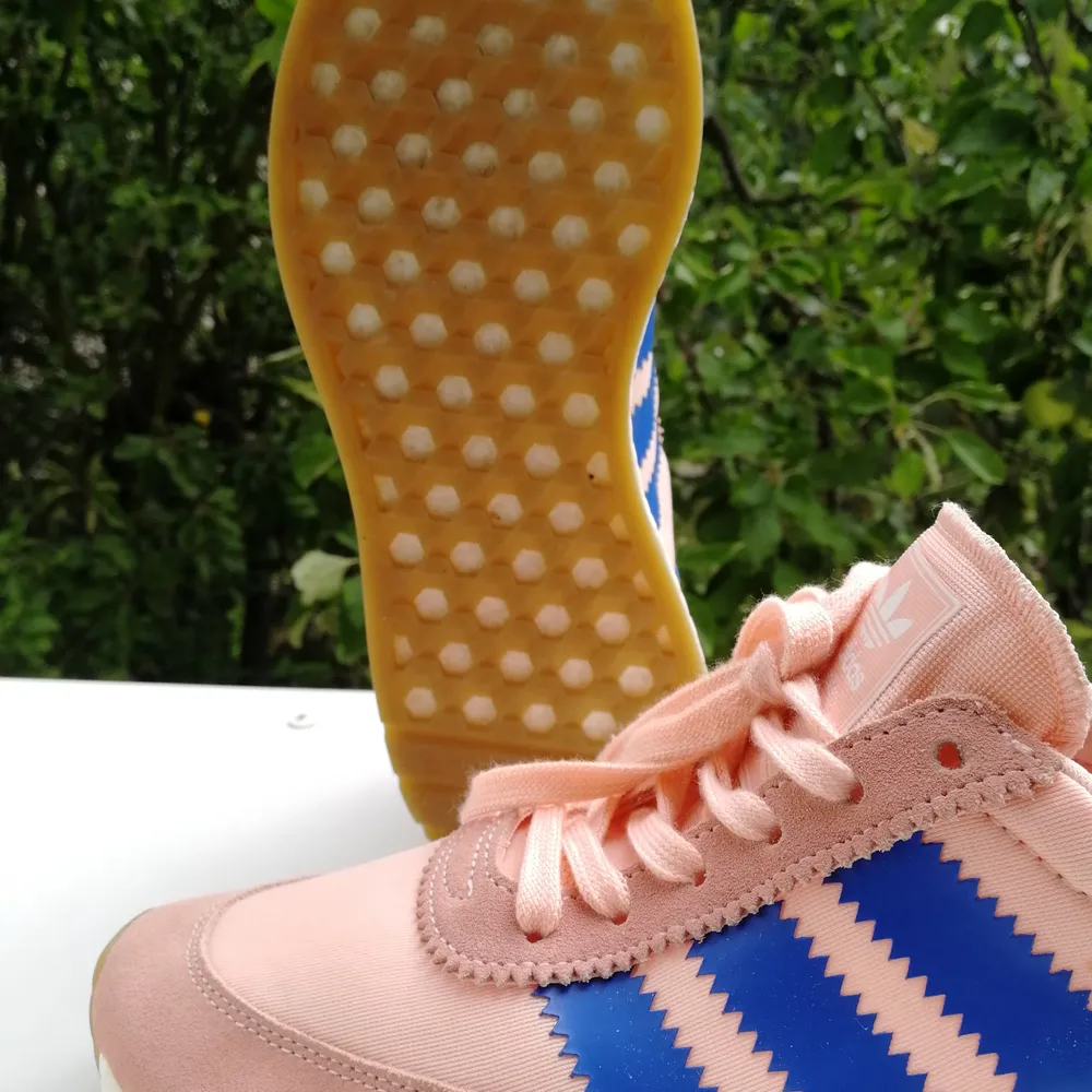 Galet snygga Adidas Iniki sneakers i rosa med blå ränder. Använda fåtal ggr. Frakt tillkommer. . Skor.