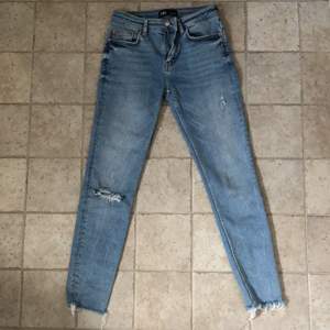 Säljer ett par snygga jeans från zara i mycket bra skick, köparen står för frakten💓 jeansen år stlk 36 men skulle säga att de är mer som en 34