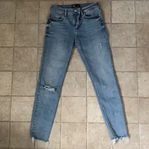 Säljer ett par snygga jeans från zara i mycket bra skick, köparen står för frakten💓 jeansen år stlk 36 men skulle säga att de är mer som en 34