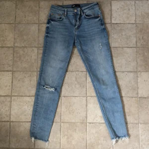 Slitna jeans från zara - Säljer ett par snygga jeans från zara i mycket bra skick, köparen står för frakten💓 jeansen år stlk 36 men skulle säga att de är mer som en 34
