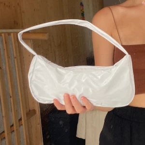 Väska - Säljer denna gulliga väska i fake läder/lackat tyg som jag sytt själv🥰  då jag har mycket tyg kvar kan väskan också fås i andra modeller!!💛💛  