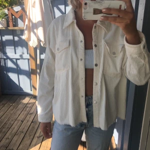 Jacka  - Jacka från zara , används inte strl M finns en fläck på ryggen kan försvinna med vanish 