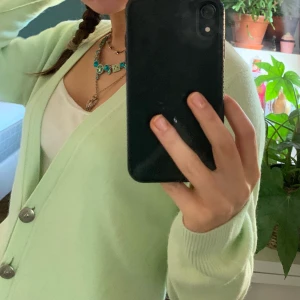 Limegrön kofta - Snygg kofta i jätteskönt material som håller värmen✨✨OBS om du ej kan mötas vid köp behöver du betala för frakten✨