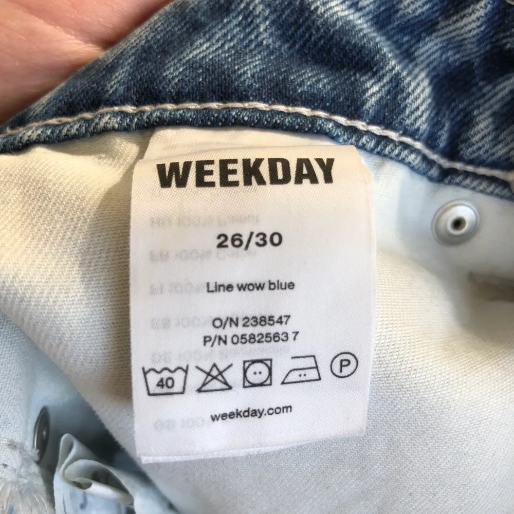 Jeans från Weekday i modellen Line! Det ser ut som att det är en annan färg på andra bilden, men det är bara ljuset!:)  . Jeans & Byxor.