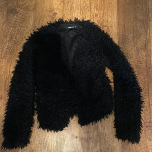 gina tricot jacka  - säljer denna gina tricot jacka då den inte kommer till användning längre jätte snygg passa till allt nypris 300, köparen står för frakten som är mellan 50 - 60 kr 