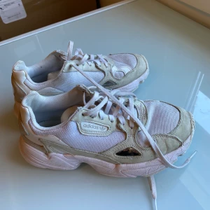 Adidas Falcon i storlek 37 1/3 - Adidas Falcon skor i storlek 37 1/3. Inköpta här på Plick men passar inte mig. I rätt använt skick (se bilderna). Med en ny innersula och skosnören får de ett lyft. Inköpta för 400kr här på Plick. Nypris 1100kr. Säljs billigt för 150kr + frakt