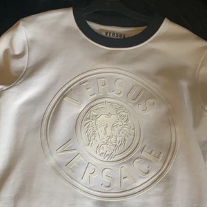 Versace tröja storlek L - Liten i storleken som en Liten Medium ungefär, köpt i vintras. Använd 2 gånger. Köpt sealife