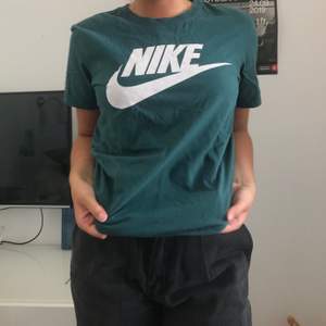 Snygg grön t-shirt från Nike! Knappt använd så i fint skick! Köparen står för frakten (ca 40kr)❤️