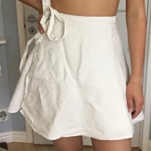 Linnekjol - Vit linneskjorta därav att den är lite skrynklig, frakt tillkommer på 45kr<3