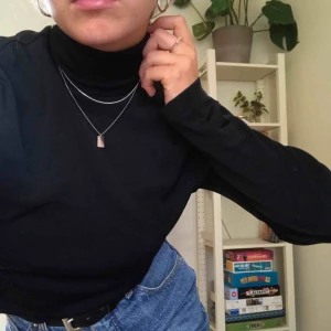  - Stilren och snygg svart polo! Köpt på humana för nåt år sen, passar verkligen till ALLT :-) Lite ”glansigt” stretchigt material som gör att den sitter som en smäck på vem som helst (jag är en small). FYND!! 🌹