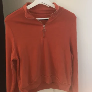 Tröja från bikbok - Storlek S, fin orange färg, mjuk och gosig.
