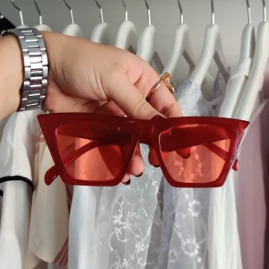 Röda solglasögon - As balla röda solglasögon köpta i Köpenhamn. Bara använda en gång till en tema fest. Frakt tillkommer på 20kr🤗🤗