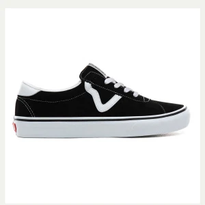 Svarta Vans  - Jag säljer ett par svarta Vans som inte längre kommer till användning. För egna bilder, skriv i ”DM”