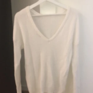 Stickad tröja med djup rygg - Storlek S, använd 2-3 gånger. Vit stickad med djup rygg.