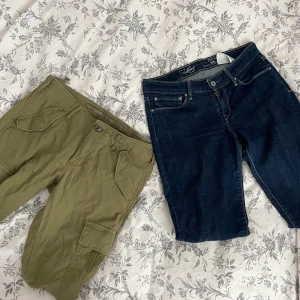 Levis, Ralph Lauren PAKETPRIS - 2 skitsnygga byxor som sitter aom ett smäck på. Tyvärr för små för mig nu. Änvända men i fint skick. Säljs paketpris eller separat. Passade mig som då var i storlek 38.