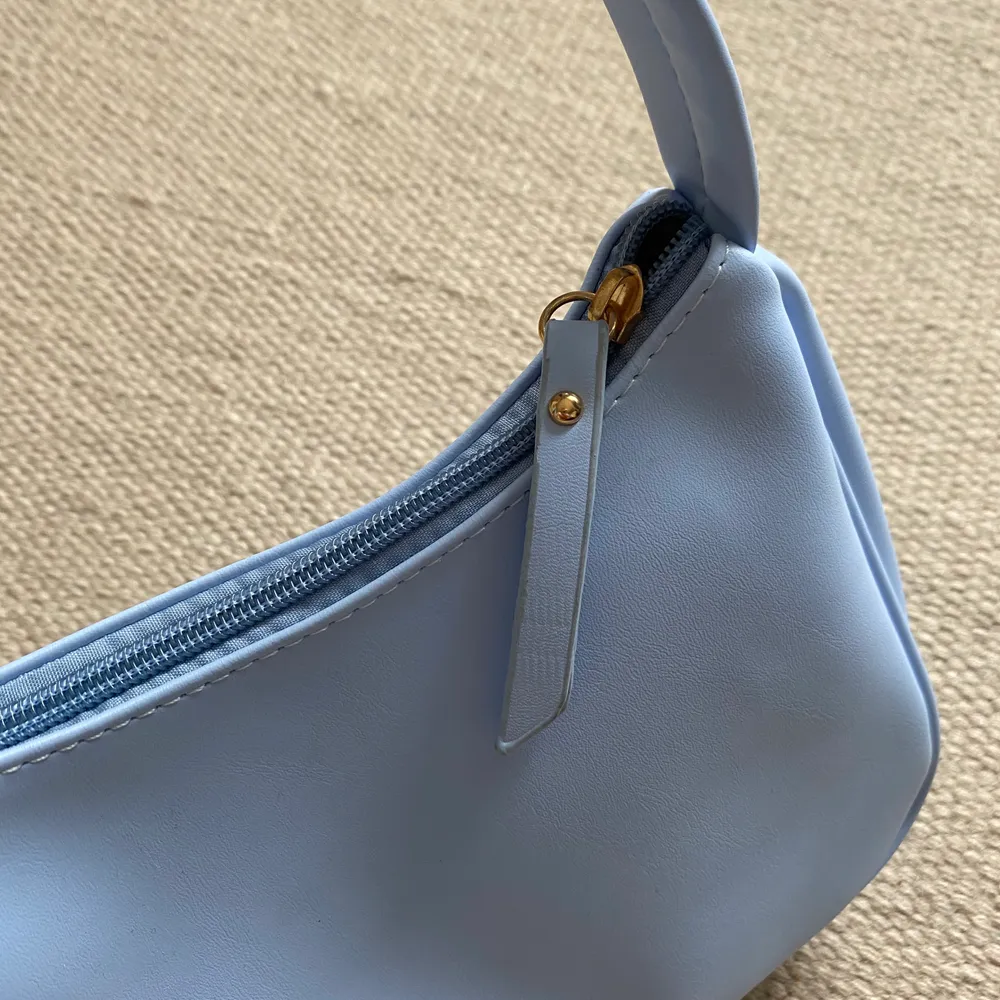 Supersöt liten pastellblå väska i mjukt imitationsläder. Har aldrig blivit använd. Köparen betalar frakt på 55 kr🌞 högsta bud nu: 150 + frakt, avslutas idag 23:59!!. Accessoarer.