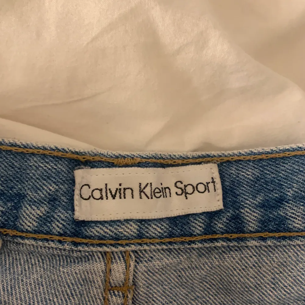 Ett par jeansshorts från Calvin Klein, väldigt snygga och trendiga. . Shorts.