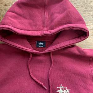 Kollar intresset på denna stussy hoodie. Buda gärna🐛  nypris: ca 1000kr 🦋 köparen står för frakten :) 