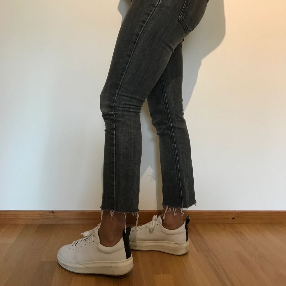 Gråa skitsnygga jeans från ginatricot med hål i ena knäet och slitningar längst ner på byxbenen. Köparen står för frakt som är cirka 80kr eller mötes upp i Borås.. Jeans & Byxor.