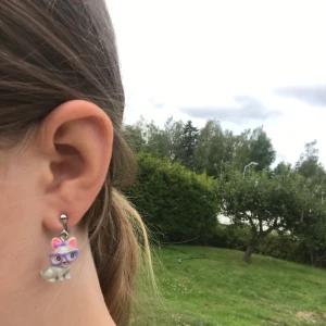 Örhängen - Ett par jätte coola örhängen🌸 bra kvalite använda 2 gånger😊originalpriset var 70kr. Köparen står för frakt. Nickelfria