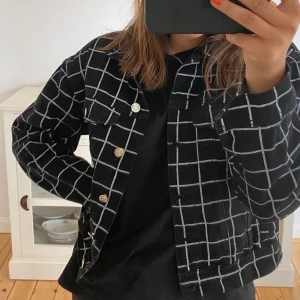 Rutig jacka - Cool rutig jeansjacka som jag tyvärr inte fått användning för, men jättefin och snygg, lite större passform 